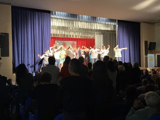 VIDEO E FOTO. «Ognuno ha qualcosa da dare e da ricevere». Gioveteatro sul palco per l’inclusione ed è tutto esaurito