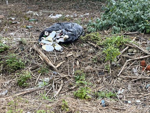Basta pneumatici, ma gli incivili non mollano la presa