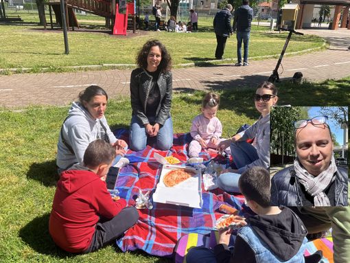 Bambini al parco a consumare il pasto prima di tornare a scuola. Nella foto piccola Emanuele Fiore