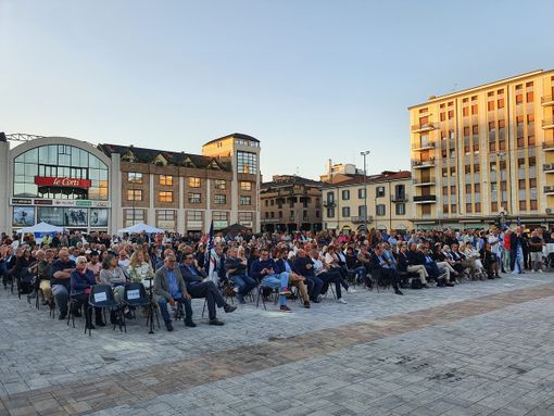 Foto di gruppo al termine della presentazione Foto di gruppo al termine della presentazione