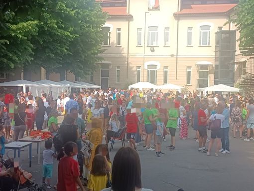 Le scuole tornano a fare festa. Alle Manzoni gara podistica e lancio del tocco per i “quintini” Le scuole tornano a fare festa. Alle Manzoni gara podistica e lancio del tocco per i “quintini”