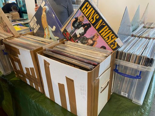 “Busto in vinile” torna nel Giardino Quadrato del Museo del Tessile