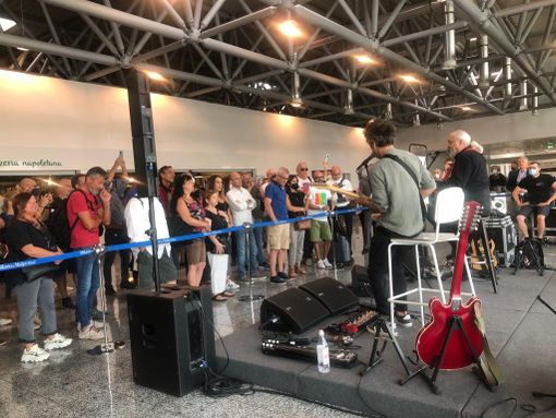 Eugenio Finardi fa "volare" i turisti a Malpensa. Anche sulle ali dei Rolling Stones