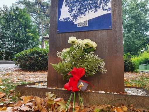 Nell’anniversario della morte di Norma Cossetto, nel “suo” parco spunta un misterioso mazzo di fiori Nell’anniversario della morte di Norma Cossetto, nel “suo” parco spunta un misterioso mazzo di fiori