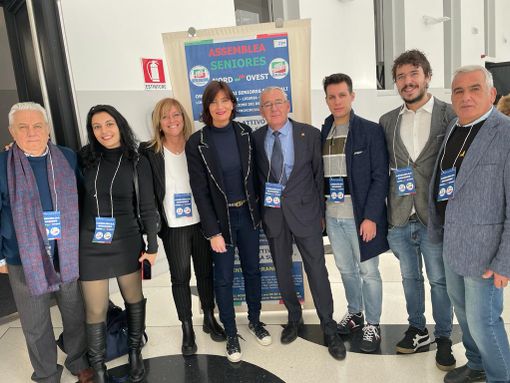 Il gruppo di Busto con l'eurodeputata Comi Il gruppo di Busto con l'eurodeputata Comi