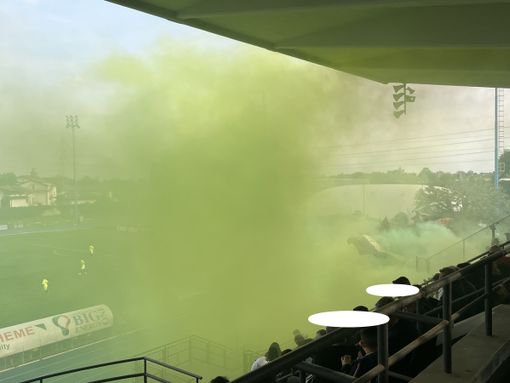 I fumogeni degli ultras milanesi a inizio partita I fumogeni degli ultras milanesi a inizio partita