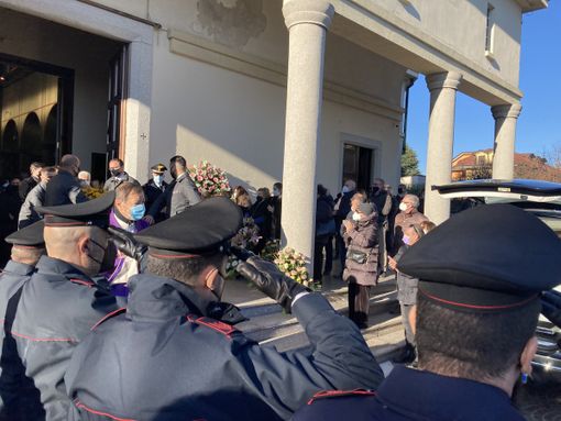 Il saluto dei carabinieri e la folla che ha voluto salutare con tutto l'affetto del mondo Elena
