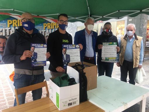 Ai gazebo della Lega con gli organizzatori Marra e Managò anche il segretario Speroni, sotto la vicesindaco Maffioli