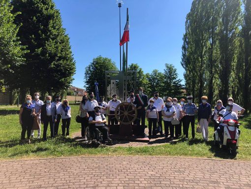 Foto di gruppo postata dal sindaco di Gorla Maggiore