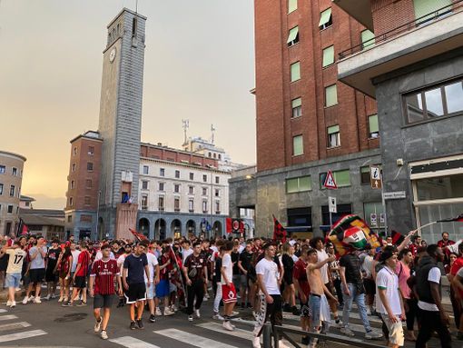 FOTO. Auto esce di strada nel parcheggio e si ribalta: paura in pieno centro a Bisuschio