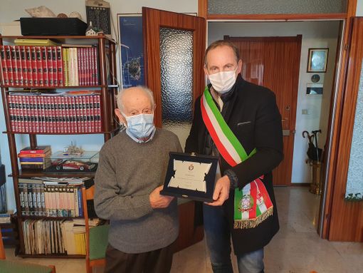 Gli auguri di Busto per i 100 anni di Antonio Caria. «Il segreto? Lavorare e non stare mai fermi» Gli auguri di Busto per i 100 anni di Antonio Caria. «Il segreto? Lavorare e non stare mai fermi»