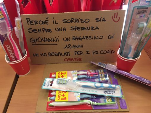 Giovanni ha voluto regalare spazzolini da denti ai malati Covid. Con questo significato (foto della pagina Facebook dell'Asst Valle Olona)