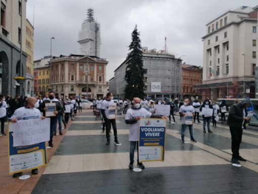 VIDEO e FOTO. In piazza l'urlo di dolore dei commercianti: «Noi vogliamo vivere. È ora di ripartire»