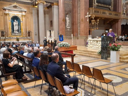 VIDEO - Politici, associazioni, professionisti, semplici cittadini: l'addio di Gallarate a Edoardo Guenzani VIDEO - Politici, associazioni, professionisti, semplici cittadini: l'addio di Gallarate a Edoardo Guenzani