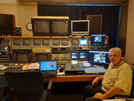 Adolfo Guzzetti nel suo studio di Gallarate: 45 metri, sette chilometri di cavi, scrigno di apparecchiature e competenze