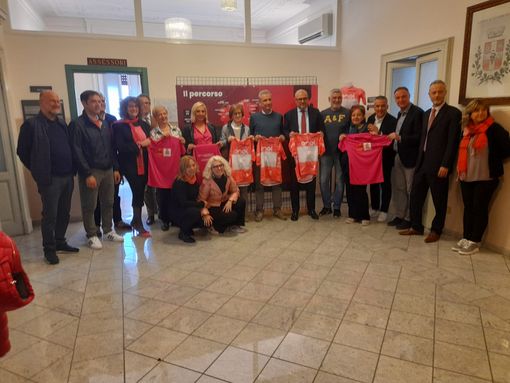 Amministratori comunali, sponsor e tecnici pronti per l'arrivo di tappa Amministratori comunali, sponsor e tecnici pronti per l'arrivo di tappa