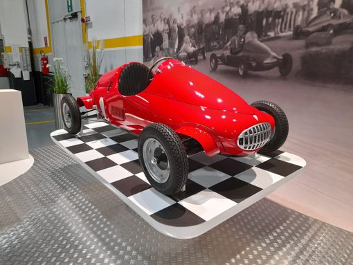 Carlo comerio presenta l'auto restaurata