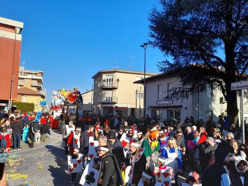 Un "coriandolo di sfilata" al corteo carnevalesco di cassano Un "coriandolo di sfilata" al corteo carnevalesco di cassano