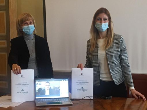 Il sindaco Mirella Cerini e la consigliera Lisa Letruria al lancio della piattaforma Spesa in comune