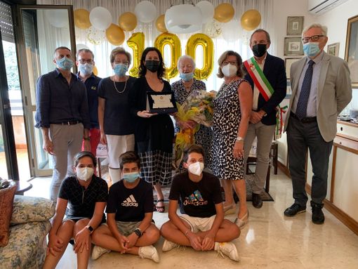 Matilde Olgiati, circondata dai suoi cari e dalle autorità cittadine nel giorno dei suoi cento anni