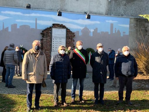 La cerimonia nel parco in memoria dei lavoratori della Comerio deportati