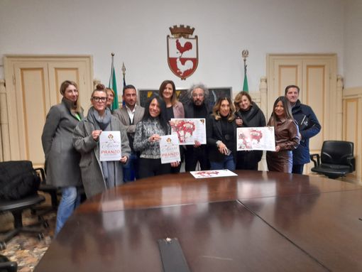I partecipanti alla conferenza stampa mostrano la mappa con le attività aderenti all'iniziativa (vedi file in fondo)