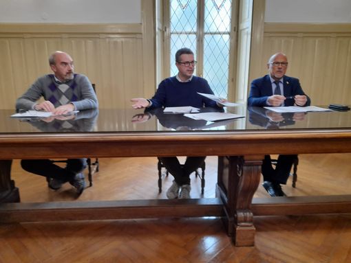 La conferenza stampa a palazzo Borghi, in sala Giunta La conferenza stampa a palazzo Borghi, in sala Giunta