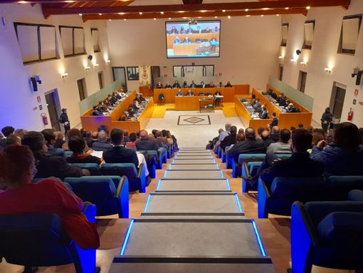 La sala consiliare di Palazzo Broletto