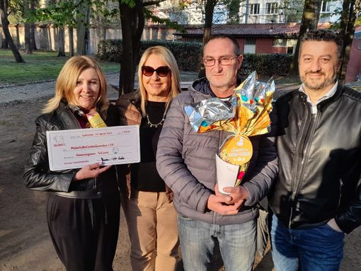 La consegna dell'assegno con i fondi raccolti da &quot;Gallarate... è&quot; ad Anna Laghi, di SiCura