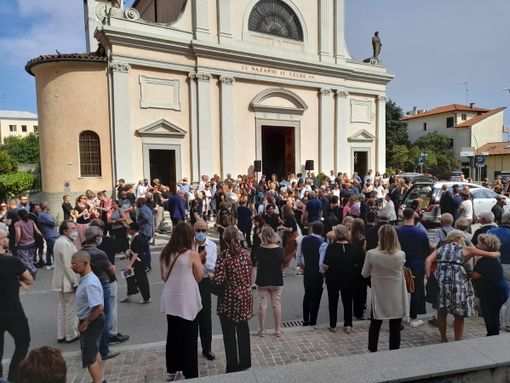 I partecipanti al funerale di Luciana Zaro hanno prolungato il loro abbraccio all'esterno della chiesa I partecipanti al funerale di Luciana Zaro hanno prolungato il loro abbraccio all'esterno della chiesa