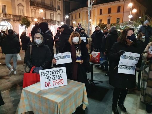 I commercianti in piazza a Busto Arsizio: Anna Nedalini ha portato con sè la statua della Madonna dell'Aiuto