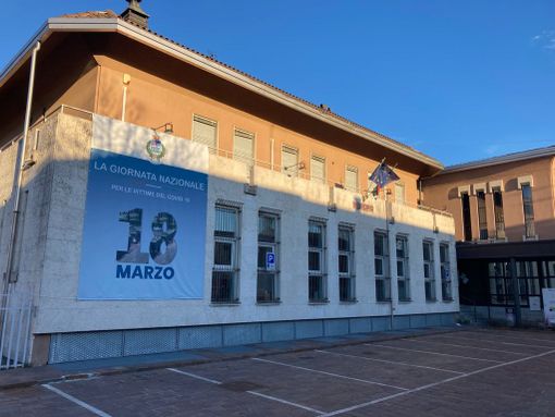 Un telo all'esterno del Municipio di Solbiate Olona ricorda la Giornata nazionale per le vittime del Covid-19