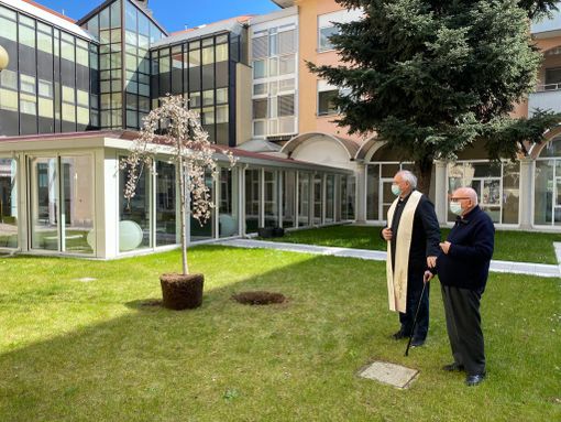 La Provvidenza mette a dimora una pianta di ciliegio nella giornata in memoria delle vittime del Covid. «Il ricordo degli anziani nei nostri cuori»