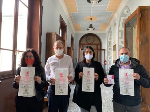 Da sinistra Cinzia Di Pilla, Emanuele Antonelli, Arianna Gussoni e Matteo Sabba. Sotto i sacchetti con i riferimenti evidenziati