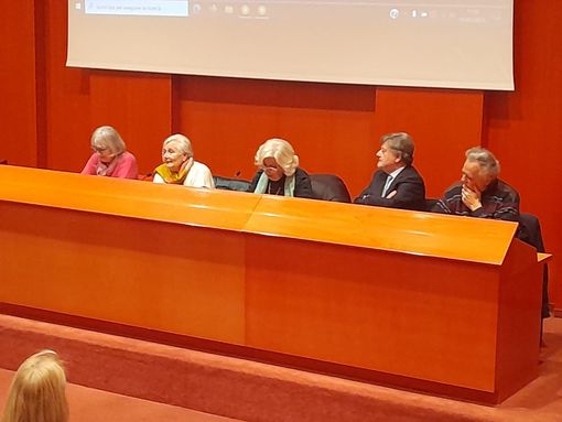 Alessandra (Andra) e Tatiana Bucci ai Molini Marzoli, con la professoressa Longo, Liberto Losa ed Ernesto Speroni Alessandra (Andra) e Tatiana Bucci ai Molini Marzoli, con la professoressa Longo, Liberto Losa ed Ernesto Speroni