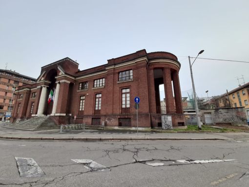 Sesso di giorno davanti alla biblioteca