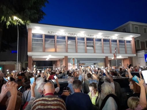 Gallarate: mille telefonini illuminano il Sant’Antonio Abate