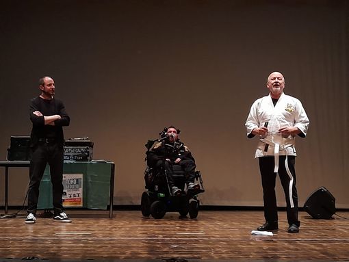 L'esperto in arti marziali da Karate Brianza sostiene il colloquio di lavoro con Toro Seduto