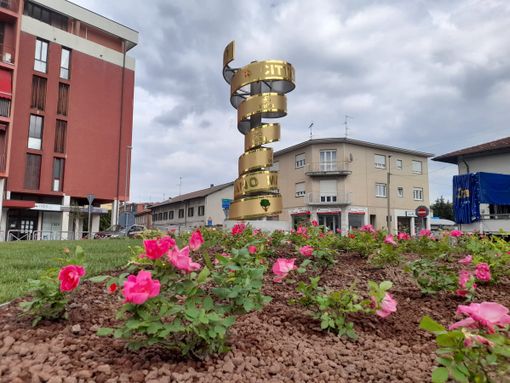 FOTO. Il trofeo più bello è a Cassano: accoglie alla rotatoria di via Aldo Moro