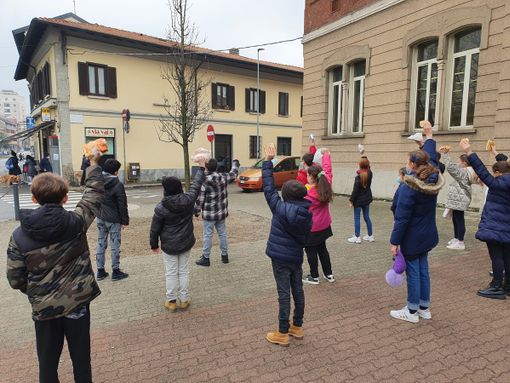 La protesta fuori dalla scuola Manzoni a Busto