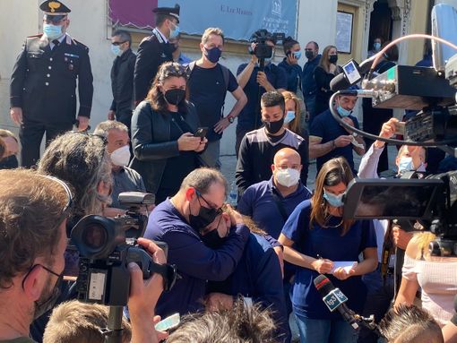 VIDEO. A Vedano suona il Silenzio per Vittorio, Elisabetta e il piccolo Mattia. La nonna: «E ora come farò a non portarti all'asilo?» VIDEO. A Vedano suona il Silenzio per Vittorio, Elisabetta e il piccolo Mattia. La nonna: «E ora come farò a non portarti all'asilo?»
