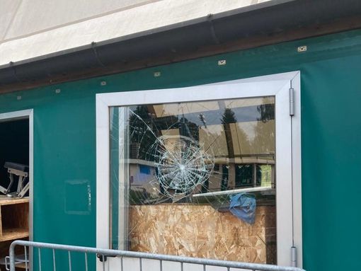 FOTO. Teloni squarciati e finestre in frantumi al Centro San Carlo di Marnate FOTO. Teloni squarciati e finestre in frantumi al Centro San Carlo di Marnate