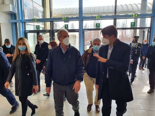 Bertolaso a MalpensaFiere: «Qui vaccineremo cinquemila persone al giorno» Bertolaso a MalpensaFiere: «Qui vaccineremo cinquemila persone al giorno»