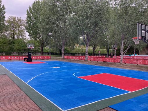Il campo da basket del summer village è pronto ad accogliere la voglia di sport degli appassionati