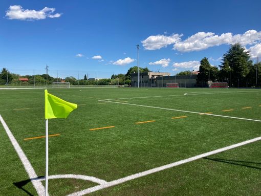 Il manto in erba sintetica del campo di calcio a Gorla Minore. Sotto la realizzazione dei nuovi spogliatoi ed i lavori in via Petrarca Il manto in erba sintetica del campo di calcio a Gorla Minore. Sotto la realizzazione dei nuovi spogliatoi ed i lavori in via Petrarca