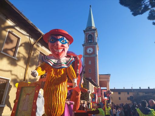VIDEO E FOTO. Carri, coriandoli e maschere: Olgiate si scatena