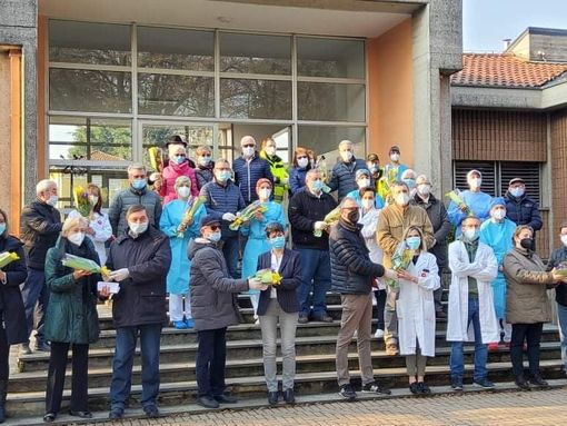 Il via alle vaccinazioni nel distretto sanitario a Lonate Pozzolo (foto dalla pagina Facebook del Comune)
