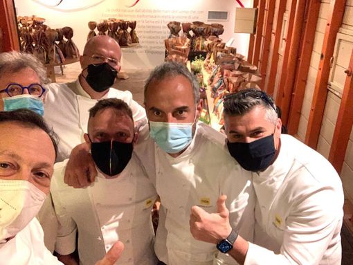 Fabio Longhin con gli amici e colleghi pasticcieri coinvolti nel progetto di beneficenza