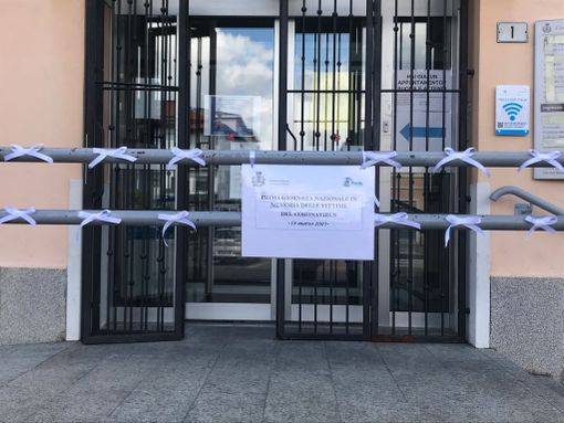 Dodici fiocchi bianchi per ricordare le vittime del Covid a Marnate Dodici fiocchi bianchi per ricordare le vittime del Covid a Marnate