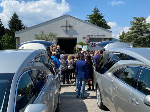 «Chi gioca con la vita delle persone apre ferite. Che una carezza scenda dal cielo su chi resta» «Chi gioca con la vita delle persone apre ferite. Che una carezza scenda dal cielo su chi resta»